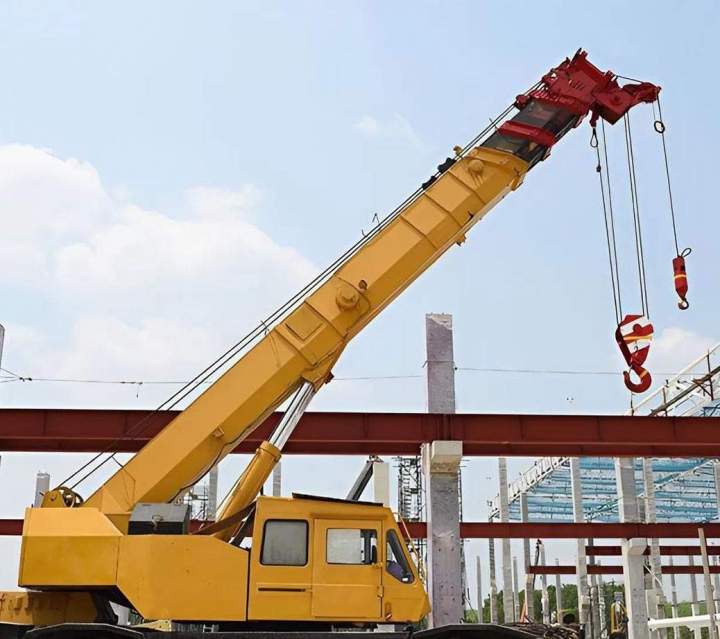 Transfert de machine avec une grue mobile Estivareilles